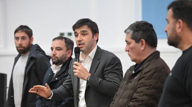 El mandatario provincial presentó la inicativa junto a referentes de la industria de la construcción local.