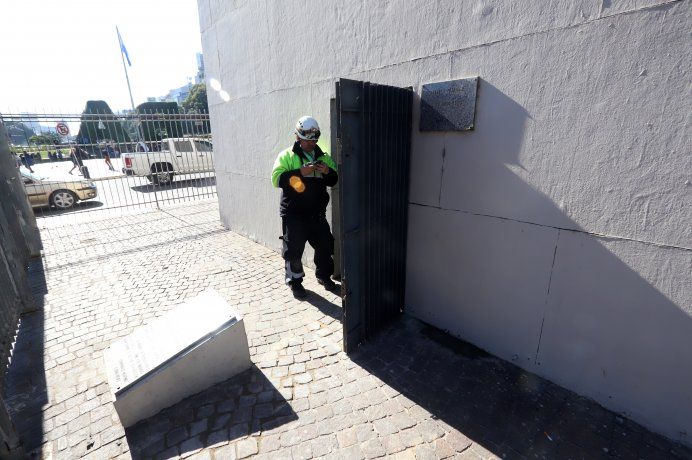 La puerta de hierro que da entrada al Obelisco.