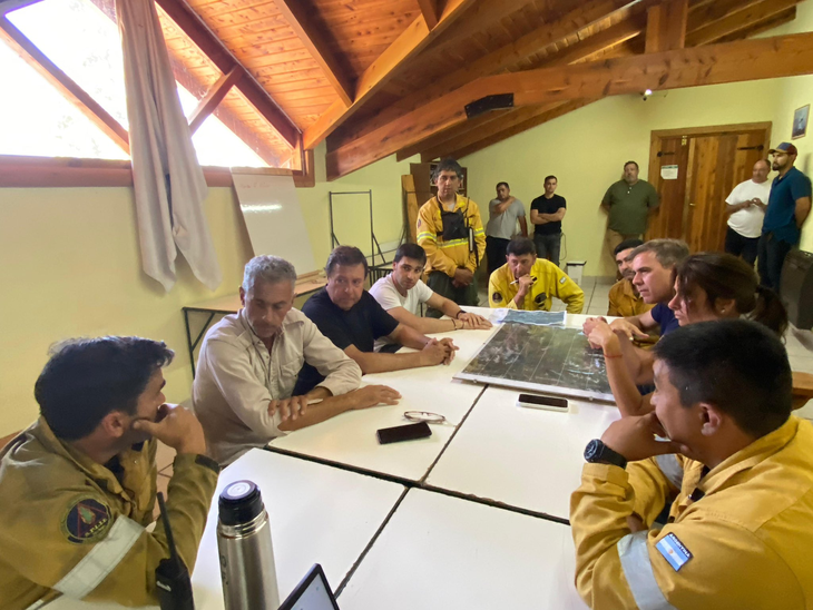 The governor of Chubut, Ignacio Torres, met with his pair in Río Negro, Alberto Weretilneck, and the emergency committee. The governor of Chubut, Ignacio Torres, met with his pair in Río Negro, Alberto Weretilneck, and the emergency committee.