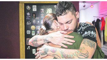 Despedida. Juan José, hijo de la víctima, se despidió de su padre antes de morir. Ayer, él y su madre se consolaban mutuamente.
