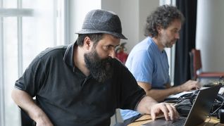 A lo largo de más de 30 años de carrera, Arzuaga se destacó como pianista, guitarrista, poeta, pintor y actor. A lo largo de más de 30 años de carrera, Arzuaga se destacó como pianista, guitarrista, poeta, pintor y actor.