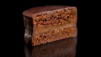 Un sabroso alfajor de dulce de leche y chocolate.&nbsp;