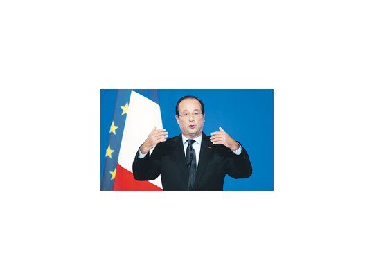 Histriónico François Hollande en una de sus apariciones públicas ayer, pese a su popularidad en baja. El desempleo crece y suma otra preocupación.
