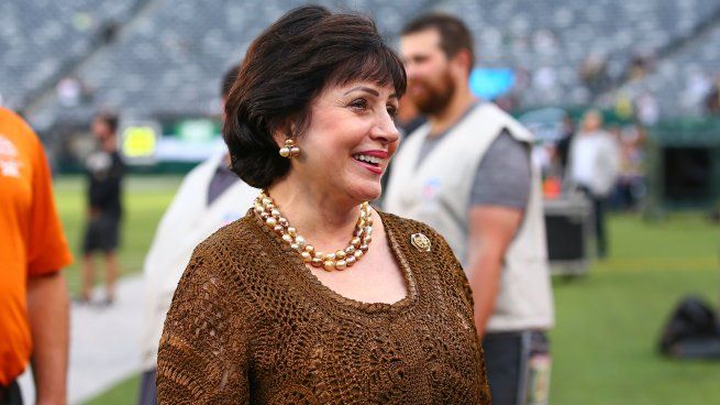 Tras la muerte de su esposo, Gayle asumió el control de los New Orleans Saints y los New Orleans Pelicans.