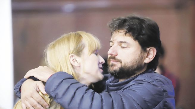 cariños. Afectuoso saludo entre Juan Grabois y la senadora cristinista Anabel Fernández Sagasti. Luego, el piquetero cuestionó al interbloque K.