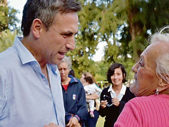 Apuesta. Mestre, durante una recorrida, con la mirada puesta en el 12-M.&nbsp;
