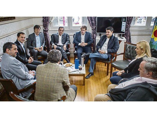 Equipo. Joaquín de la Torre, Jorge Macri, Alex Campbell, Alejandro Finocchiaro y Esteban Bullrich, ayer en la Municipalidad de Campana.