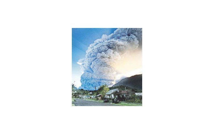 La columna de cenizas que despidió el volcán chileno Chaitén obligó a evacuar a 250 personas en el país trasandino.