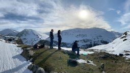 Un alto para apreciar la vista desde las alturas después de una larga caminata por la montaña&nbsp;
