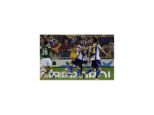 Daniel Osvaldo define de zurda y marca para Espanyol.