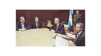 ámbito.com | POLITICA: El gesto de Néstor Kirchner es más elocuente que cien discursos sobre el estado de ánimo que le produjo la reunión con Franco Macri. Nada personal.-Más bien político. Con el acuerdo que se selló ayer, el Presidente dejó en el camino, generosamen
