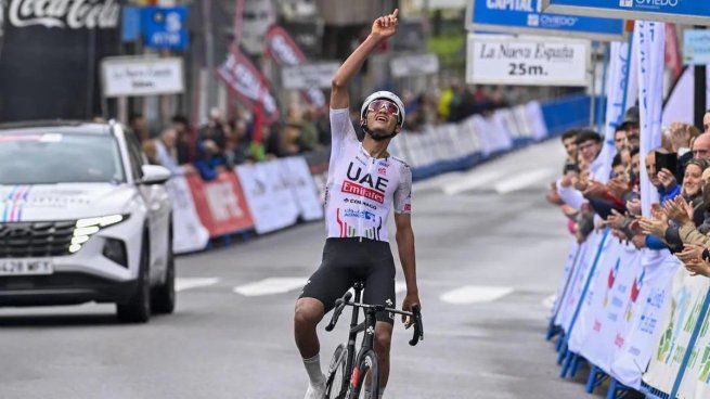 El ciclista mexicano Isaac del Toro (UAE Team Emirates) sumó su decimoquinta victoria de la temporada al imponerse este jueves en solitario en el Gran Piamonte, clásica disputada entre las localidades italianas de Dogliani y Acqui Terme.