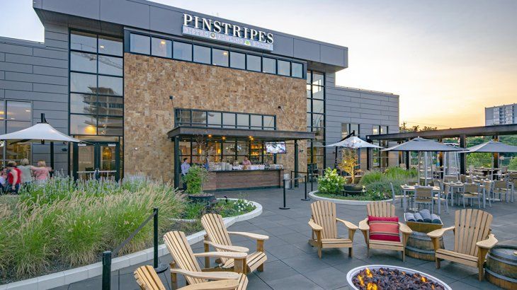 La empresa debió declararse en quiebra por la difícil situación económica. La empresa debió declararse en quiebra por la difícil situación económica.