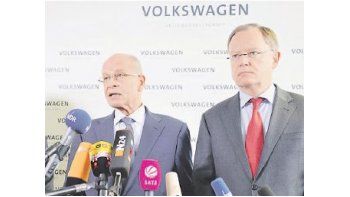 Los miembros del Comité Ejecutivo de VW, Berthold Huber y Stephan Weil, anunciaron el alejamiento de Martin Winterkorn, tras una reunión.