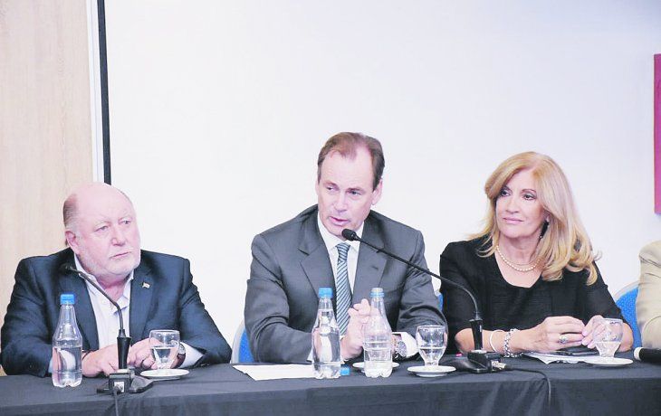 DEFENSA. El exgobernador Jorge Busti, Gustavo Bordet, y la ministra de Gobierno, Rosario Romero, ayer durante el homenaje a los convencionales.