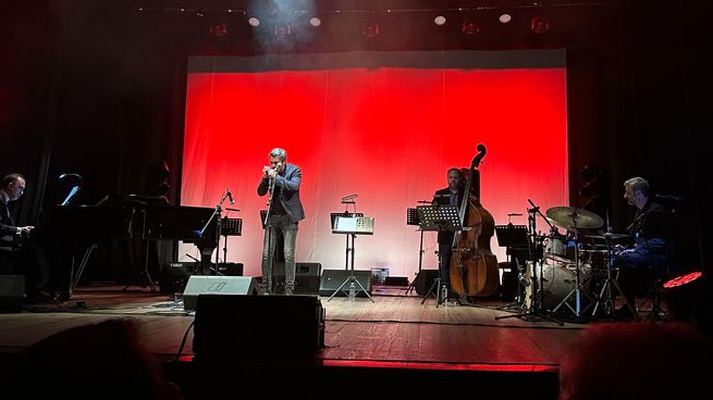 El teatro de San Nicolás colmado y a pleno disfrutó del recital de jazz que contó con la presencia de Daniel “Pipi” Piazzolla en la batería, Abel Rogantini al piano y Ezequiel Dutil en el contrabajo. Además, se sumaron Carlos Michelini en el saxofón, Franco Luciani con la armónica, Rocío Giorgi en la voz y Lucio Balduini en la guitarra.