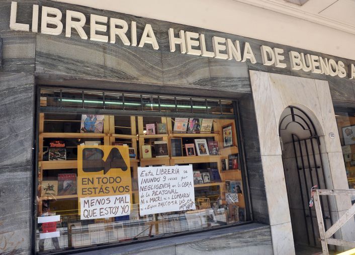 Alarma por pérdida de libros antiguos tras inundación de librería (foto 1)