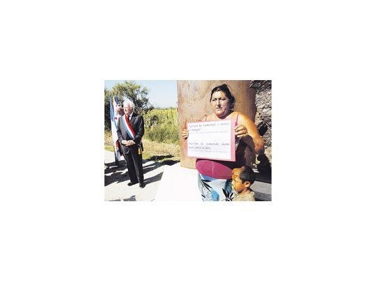 Una mujer y su hijo junto a un dirigente local, durante un homenaje ayer a los gitanos que vivían en Francia y fueron víctimas del nazismo. El tributo tuvo lugar en Arles, sureste del país.
