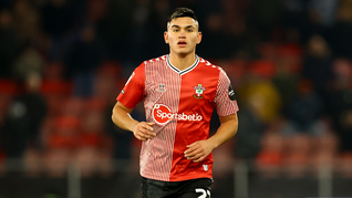 Carlos Alcaraz deja el Southampton, de la segunda división de Inglaterra, y jugará esta temporada en la Juventus. Un salto cualitativo para el volante platense, quien tendrá su debut absoluto en la liga italiana.