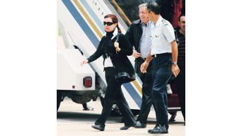 ámbito.com | El primer lunes de 2010, Cristina de Kirchner regresó de El Calafate a Buenos Aires, con un look que dio que hablar por lo descuidado: pantalón de vestir, zapatillas, cartera de Chanel y colita en el cabello. Una combinación poco elegante y antiprotocolar