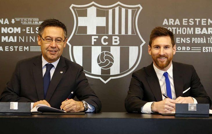 Lionel Messi y el presidente de Barcelona, Josep Maria Bartomeu, en el momento que el argentino firmó su último contrato. Ahora están dialogando para extender el vínculo hasta 2023.