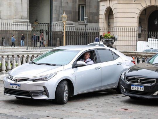 Alberto Fernández en su auto en 2020.