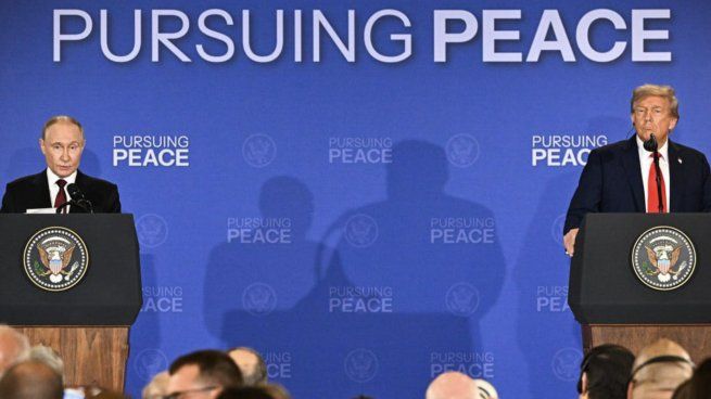 La histórica conferencia se realizó luego de más de dos horas de negociaciones en formato reducido entre Estados Unidos y Rusia.