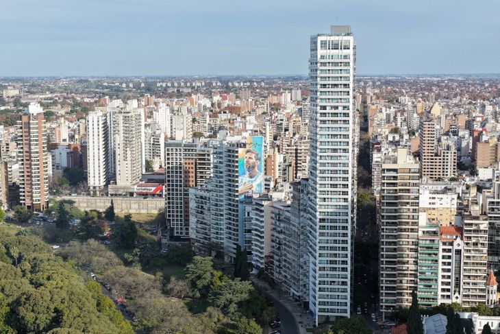 El mural gigante de Lionel Messi volvió a lucir renovado sobre un edificio de Av. Libertad al 300, frente al corredor residencial más exclusivo de Rosario y a pocas cuadras del Monumento Nacional a la Bandera
