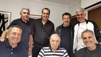 Algunos de los campeones del mundo en el 86, junto a Bilardo.