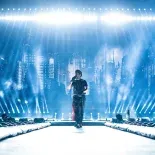 The Weeknd superó los 1.000 millones de dólares en su gira mas taquillera de la historia. After hours til down The Weeknd superó los 1.000 millones de dólares en su gira mas taquillera de la historia. After hours til down