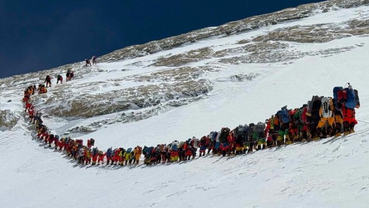 Ahora, 494 escaladores y sus experimentados guías sherpa apuran los días para conquistar el gigante de 8,850 metros antes de que termine el mes. Ahora, 494 escaladores y sus experimentados guías sherpa apuran los días para conquistar el gigante de 8,850 metros antes de que termine el mes.