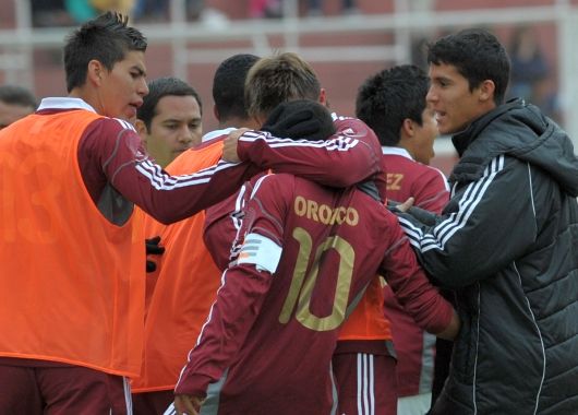 Yohandry Orozco festeja su gol con sus compañeros