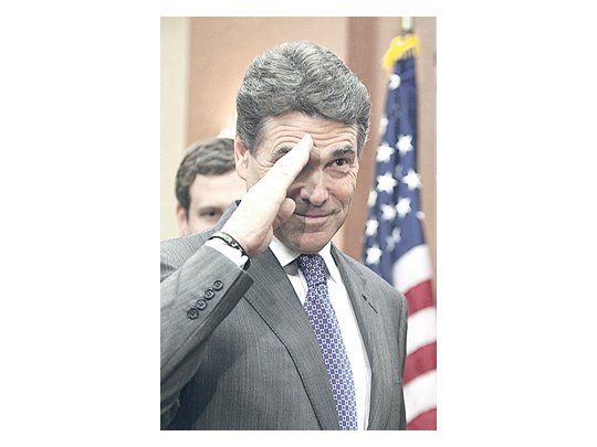 Una serie de «gaffes» y definiciones desafortunadas forzaron ayer el final de la aventura presidencial del gobernador texano Rick Perry. Las primarias republicanas se acercan a momentos de definiciones y la primera de ellas llegará mañana, cuando se vote en Carolina del Sur.