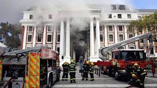 se reactivo el incendio en el parlamento de sudafrica
