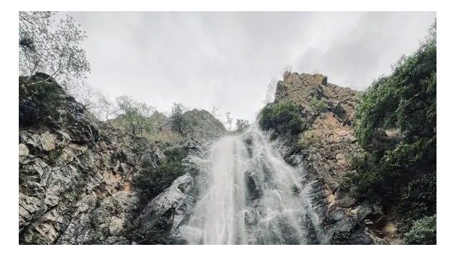 Así se verían las cascadas de Huaxtla si en lugar de agua tuviera nieve, según la Inteligencia Artificial