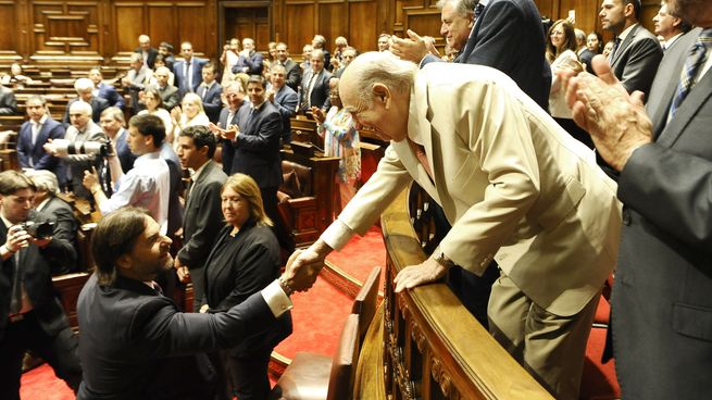 El exmandatario Julio María Snaguinetti defendió que Luis Lacalle Pou se involucre en la campaña contra el plebiscito del PIT-CNT.