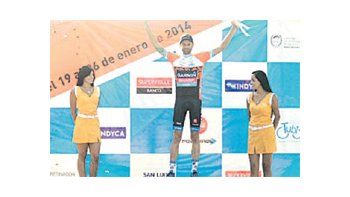 ámbito.com | El estadounidense Phillip Gaimon, del equipo Garmin Sharp, fue elganador de la primera etapa y lo festeja en lo más alto del podio.