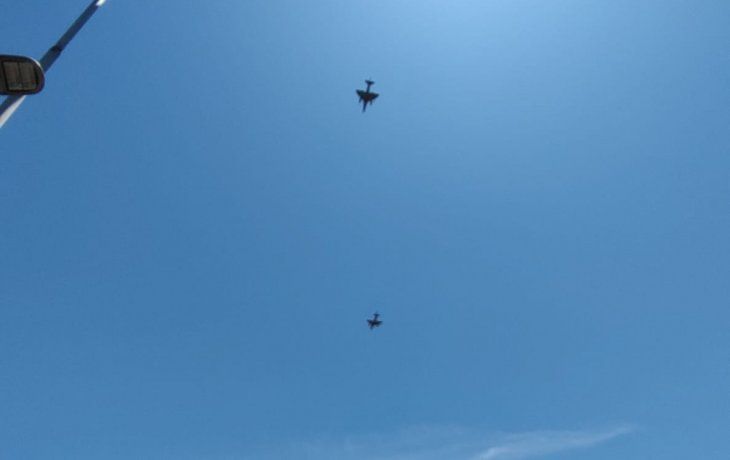 aviones de la fuerza aerea sobrevolaron la 9 de julio en medio de los festejos