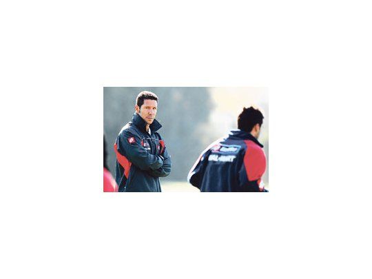 Diego Simeone camina y piensa las variantes posibles que hará el domingo para enfrentar a Boca. En su cabeza está jugar con tres defensores y tres delanteros.