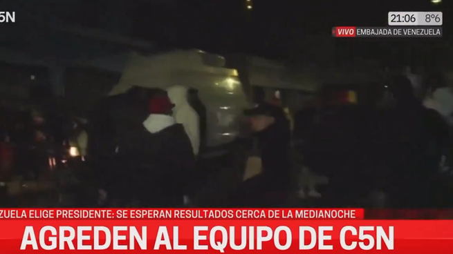 Un hombre agredió al movilero de C5N en las afueras de la Embajada de Venezuela.