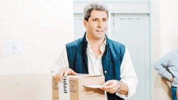 Escenario. Sergio Uñac, al emitir ayer su voto en el duelo partidario.