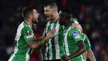 Grito de gol. Guido Rodríguez marcó el empate parcial de Betis, que le ganó a Roma en Italia.