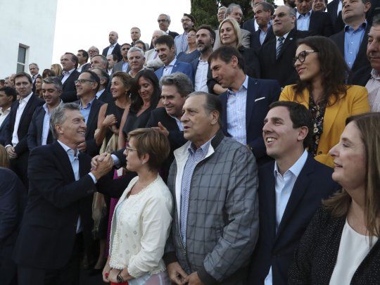 Mauricio Macri junto a los miembros del interbloque de senadores de Cambiemos (Imagen de archivo).