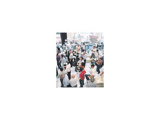 La virtual toma de la sede del Macro en Reconquista y Sarmientofue una de las medidas dispuestas ayer mientrasnegociaban gremio y gobierno.