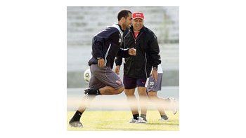 Tolo Gallego le da instrucciones a Rolfi Montenegro en plena práctica. ¿Tendrá destino árabe el ex Huracán?