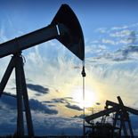 El petróleo sube ante nuevos temores por la escasez de suministro y se encamina a una ganancia semanal. El petróleo sube ante nuevos temores por la escasez de suministro y se encamina a una ganancia semanal.