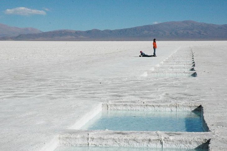 Jujuy y Salta comparten el mar de sal de Las Salinas Grandes, a 3.450 metros sobre el nivel del mar. 