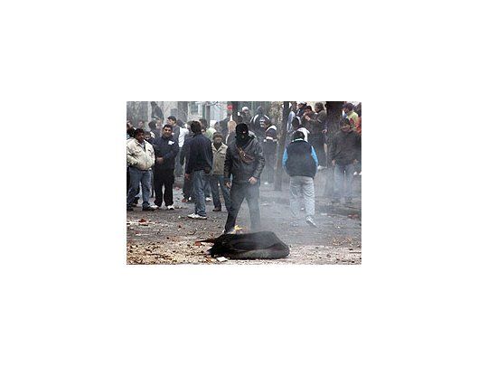 Durante los incidentes, los manifestantes arrojaron piedras y atacaron con palos a los efectivos.