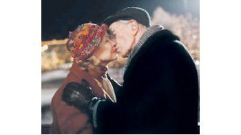 «El amor de Robert» relata la vida sentimental de un hombre cercano a la senectud, pintada en un momento clave, con fuertes trabajos de dos grandes veteranos y sensible debut de un director de sólo 23 años.