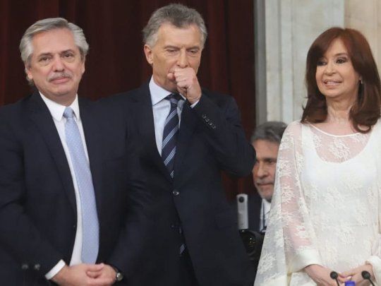 Durante la asunción, Alberto Fernández, Mauricio Macri y Cristina de Kichner.